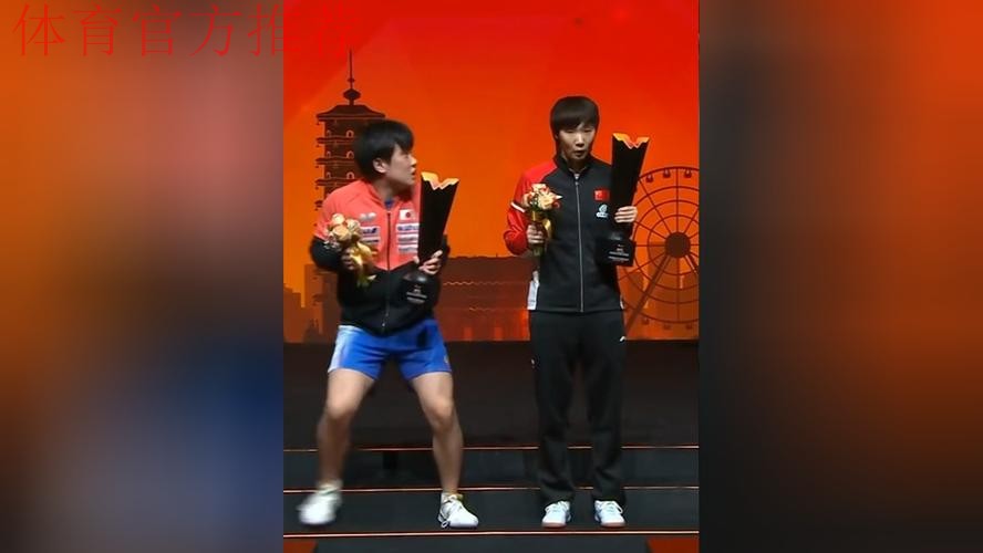 颁奖典礼搞笑两个瞬间:王曼昱被自己奖杯刮疼,张本智和被吓到 颁奖典礼搞笑两个瞬间:王曼昱被自己奖杯刮疼,张本智和被吓到